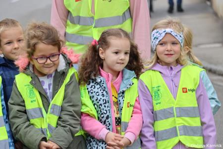 Otroci kamniških šol in vrtcev rajali na Glavnem trgu in se učili o trajnostni mobilnosti (77)